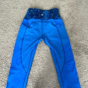 blue snake print waste band leggings/ lululemon